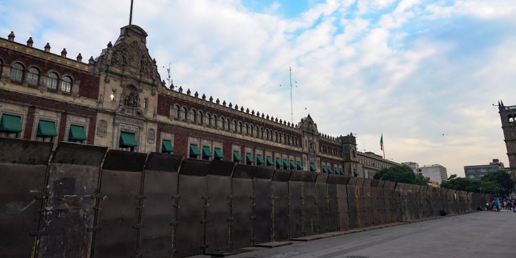 Sheinbaum justifica las vallas en Palacio Nacional; “su objetivo es proteger la vida de las personas ante posibles provocaciones”