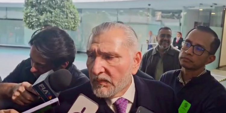 Adán Augusto respalda vallado en Palacio Nacional ante marcha de la Generación