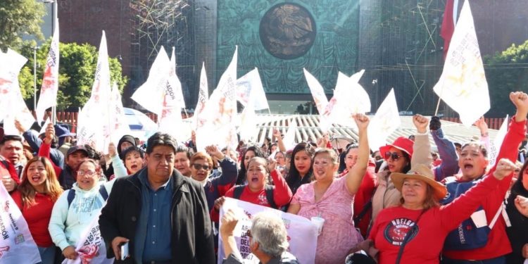 CNTE instala plantón frente a San Lázaro y advierte que “no habrá Mundial” si no se atienden sus demandas