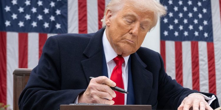 Trump elimina aranceles a importaciones agrícolas para contener el costo de vida en EEUU