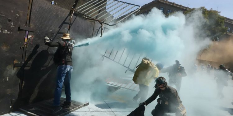 Marcha Generación Z: Enfrentamientos en el Zócalo: manifestantes derriban vallas de Palacio Nacional y policías responden con represión