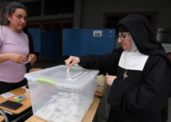 Chile elige presidente: Kast y Jara lideran en una contienda polarizada