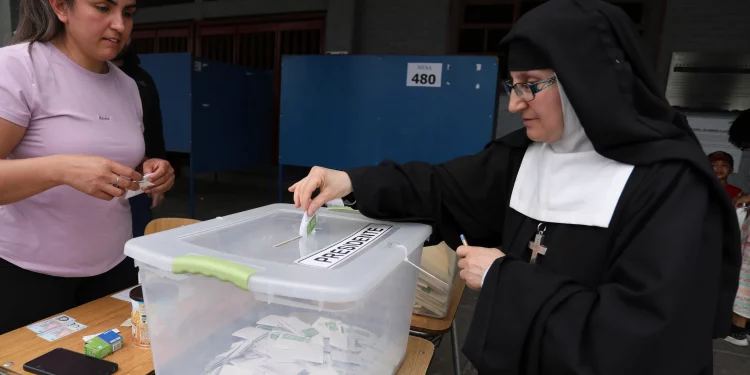 Chile elige presidente: Kast y Jara lideran en una contienda polarizada