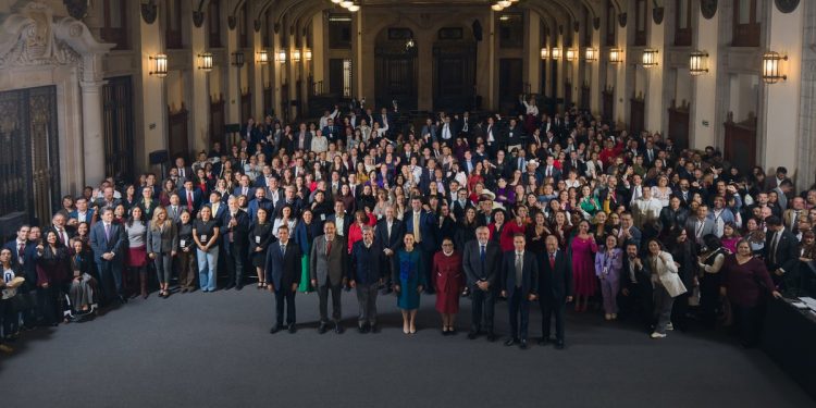 Sheinbaum reúne a legisladores de Morena en Palacio Nacional para afianzar unidad y agradecer respaldo al Paquete Económico 2026