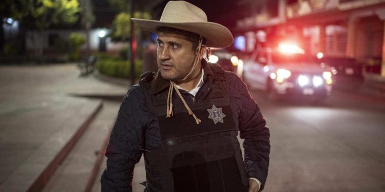 Detienen a siete escoltas de Carlos Manzo; investigan posible implicación en el crimen