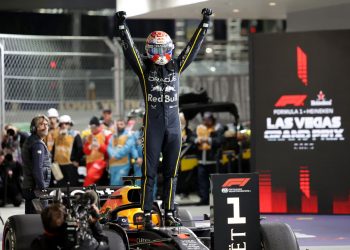 Verstappen gana en Las Vegas y el Mundial se abre tras la descalificación de Norris y Piastri