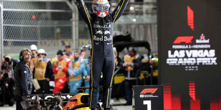 Verstappen gana en Las Vegas y el Mundial se abre tras la descalificación de Norris y Piastri