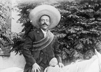 Senado aprueba izar bandera por muerte de Pancho Villa; oposición acusa glorificación de un “violador y asesino”