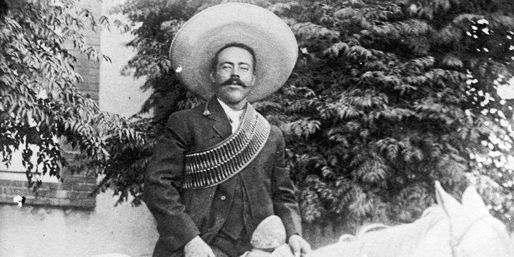 Senado aprueba izar bandera por muerte de Pancho Villa; oposición acusa glorificación de un “violador y asesino”
