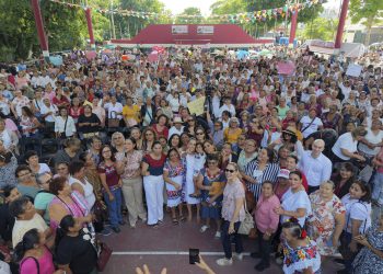 Sheinbaum asegura que la 4T “le da al pueblo” y promete mantener alza al salario mínimo