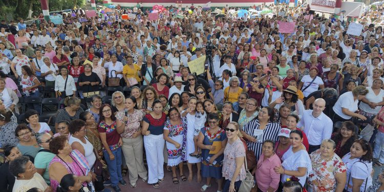 Sheinbaum asegura que la 4T “le da al pueblo” y promete mantener alza al salario mínimo