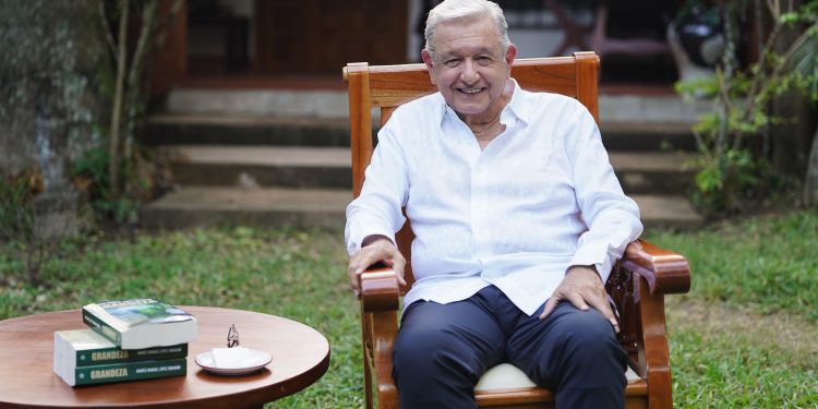 Reaparece López Obrador desde Palenque; presenta su libro Grandeza y afirma: “no hay que hacerle sombra a la presidenta”