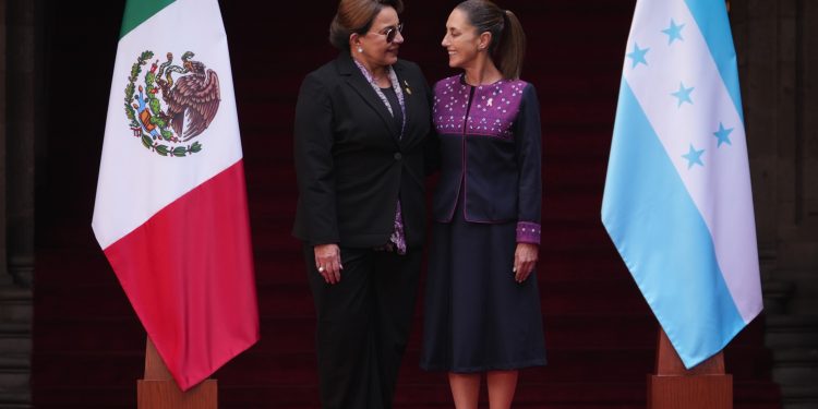 Sheinbaum recibe en Palacio Nacional a la presidenta de Honduras, Xiomara Castro, para fortalecer agenda bilateral