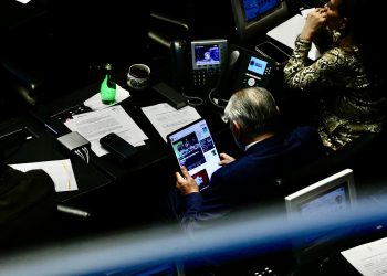 Personal del Senado bloquea a fotógrafos tras captar a Adán Augusto López distraído en plena sesión