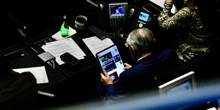 Personal del Senado bloquea a fotógrafos tras captar a Adán Augusto López distraído en plena sesión