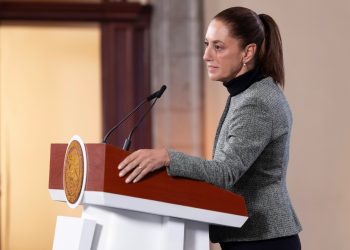 Sheinbaum afirma que no habrá aumento en la gasolina regular pese al ajuste del IEPS