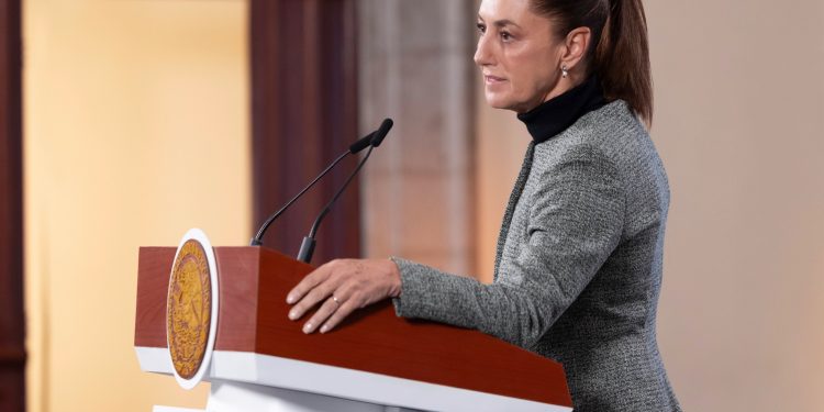 Sheinbaum afirma que no habrá aumento en la gasolina regular pese al ajuste del IEPS