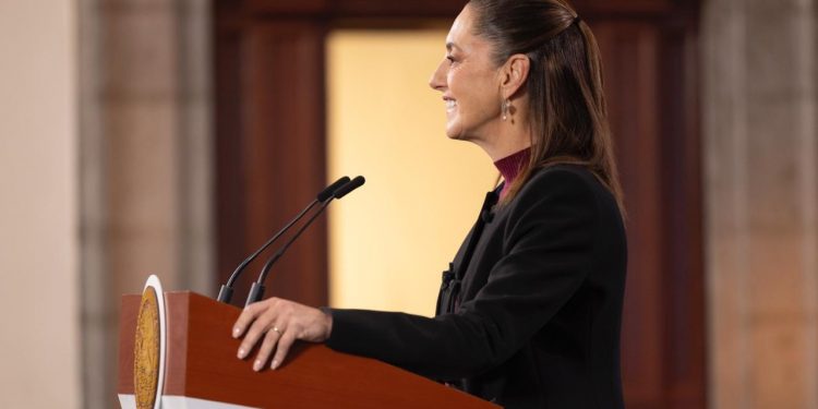 Sheinbaum defiende nombramientos de embajadores externos y afirma que se apegan plenamente a la ley