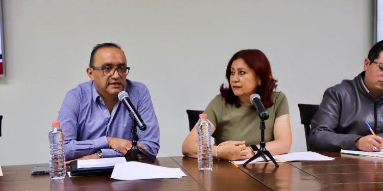 Consultores vinculados a alcaldesa de Tecámac buscan manipular la mañanera con pregunta a modo; periodistas rechazan