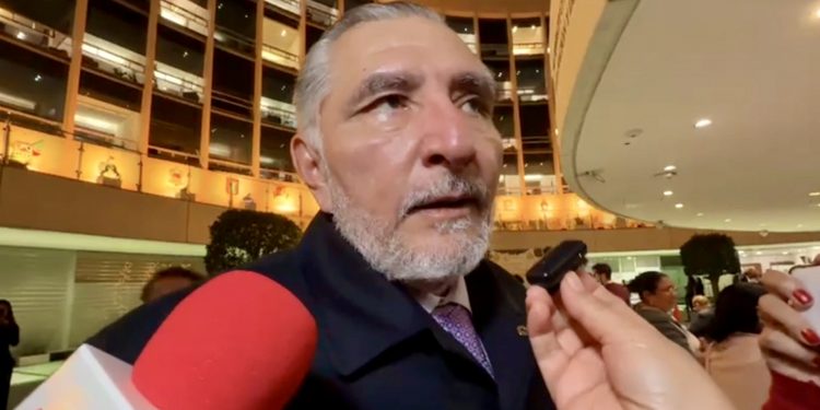 Adán Augusto regala cientos de libros de AMLO a senadores y asegura que el gasto fue de su bolsa