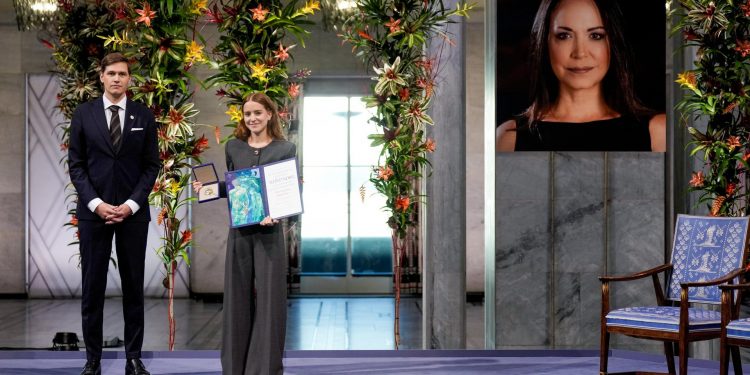 Hija de María Corina Machado recibe el Nobel de la Paz 2025 en Oslo ante ausencia de la líder opositora