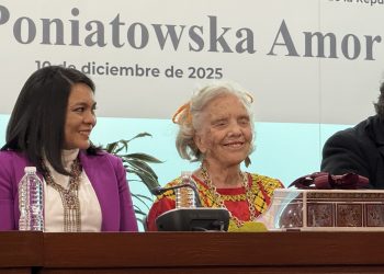 “Faltó oír a mujeres y jóvenes”: Elena Poniatowska lanza crítica a López Obrador en develación de su sala en el Senado