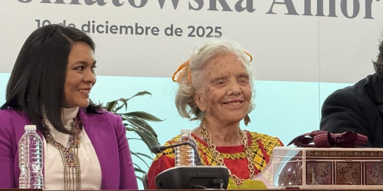 “Faltó oír a mujeres y jóvenes”: Elena Poniatowska lanza crítica a López Obrador en develación de su sala en el Senado