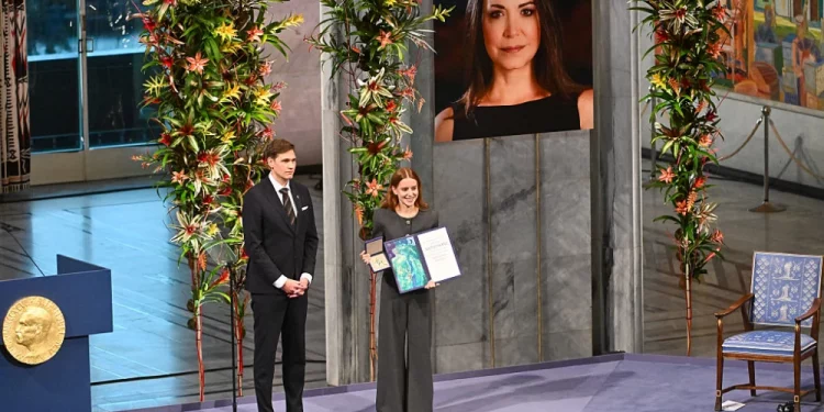 Morena menosprecia el Nobel a María Corina Machado; oposición en el Senado reconoce su lucha por la democracia en Venezuela