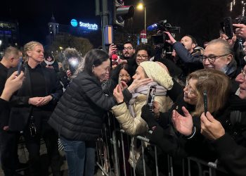 María Corina Machado llega a Oslo y saluda a simpatizantes desde el Grand Hotel
