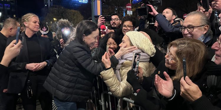 María Corina Machado llega a Oslo y saluda a simpatizantes desde el Grand Hotel