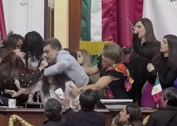 Empujones, golpes y jalones de cabello obligan a suspender sesión del Congreso de la CDMX
