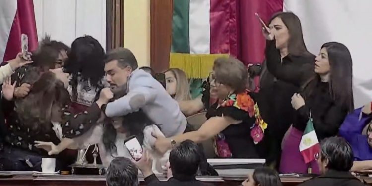 Empujones, golpes y jalones de cabello obligan a suspender sesión del Congreso de la CDMX