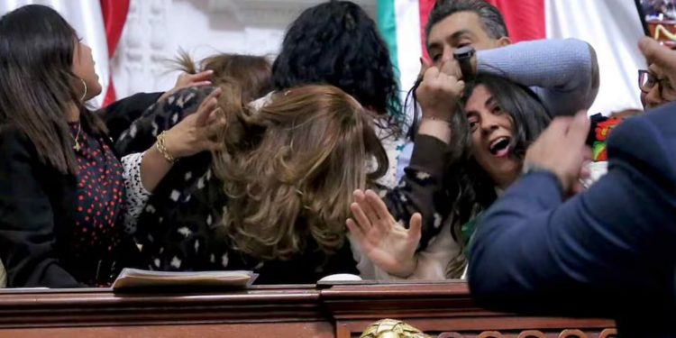 Sheinbaum condena zafarrancho en el Congreso capitalino y llama a evitar la violencia