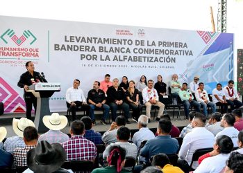 Eduardo Ramírez levanta la primera bandera blanca por la alfabetización en Nicolás Ruiz