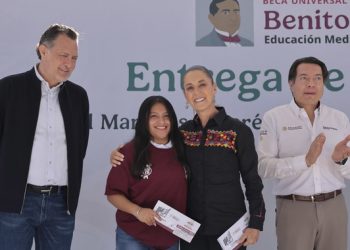 Sheinbaum llama a estudiantes de preparatoria a comprometerse con la patria y anuncia más espacios educativos