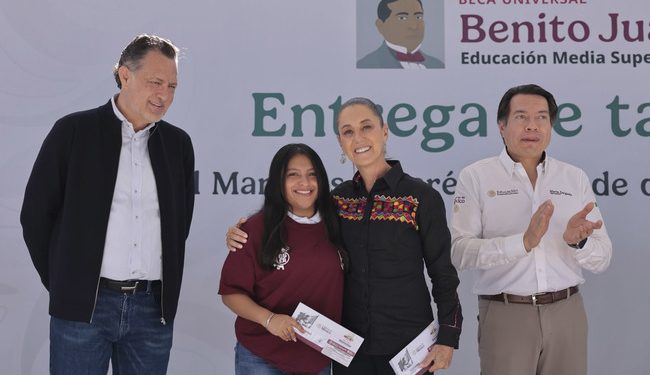 Sheinbaum llama a estudiantes de preparatoria a comprometerse con la patria y anuncia más espacios educativos