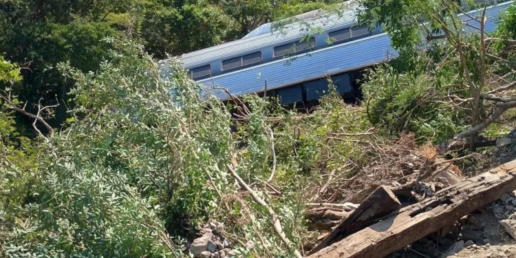 Descarrila locomotora de Tren Interoceánico en Nizanda, Oaxaca; 250 personas iban a bordo