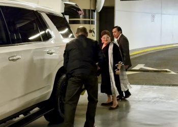 Ernestina Godoy se presenta en el Senado para su comparecencia por la FGR