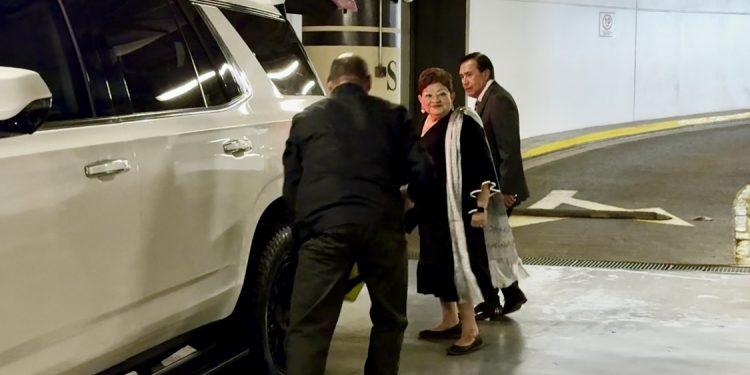 Ernestina Godoy se presenta en el Senado para su comparecencia por la FGR