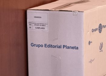 Senadores de Morena reciben cajas del libro de AMLO… y deberán venderlas para cubrir el costo