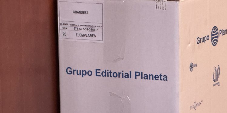 Senadores de Morena reciben cajas del libro de AMLO… y deberán venderlas para cubrir el costo