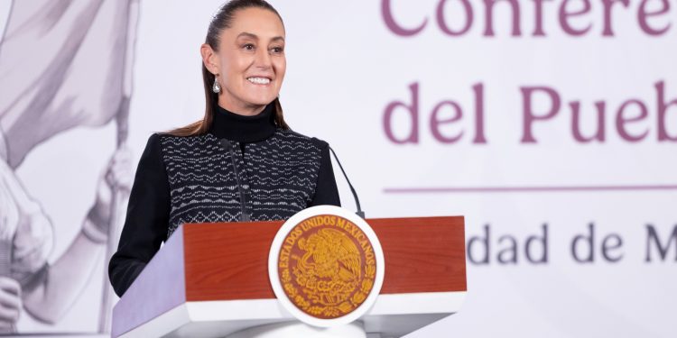 Sheinbaum rechaza visión “alarmista” de The Economist y garantiza recursos para programas sociales