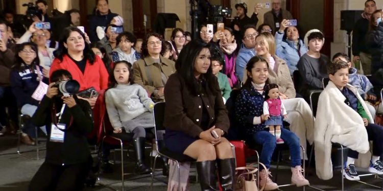 Sheinbaum felicita a niñas y niños por Día de Reyes e invita a periodistas a llevar a sus hijos a la Mañanera