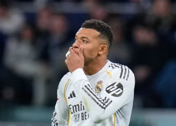 Mbappé queda fuera de la Supercopa por lesión de rodilla