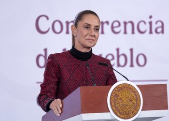 Sheinbaum alerta sobre fraudes con supuestas tarjetas del Bienestar y uso de inteligencia artificial en redes