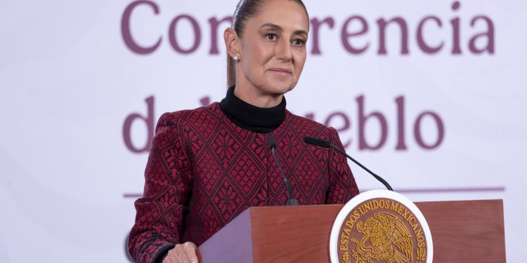 Sheinbaum alerta sobre fraudes con supuestas tarjetas del Bienestar y uso de inteligencia artificial en redes