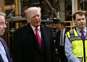 Trump califica de “irrelevante” al T-MEC y asegura que EU no necesita autos fabricados en México