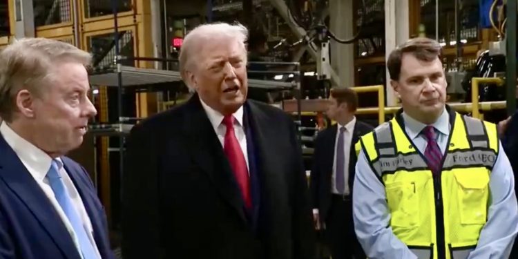 Trump califica de “irrelevante” al T-MEC y asegura que EU no necesita autos fabricados en México