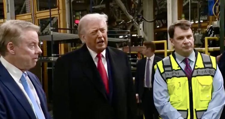 Trump califica de “irrelevante” al T-MEC y asegura que EU no necesita autos fabricados en México