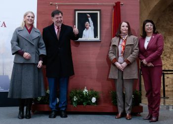 En medio de la polémica, Fernández Noroña devela su retrato oficial de 32 mil pesos